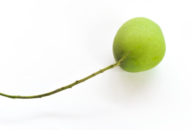 Foto prossimo piano di frutta su sfondo bianco