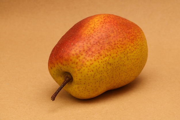 Photo close-up of fruit over colored background