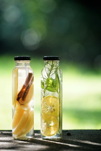 Photo close-up of fruit in jars of water