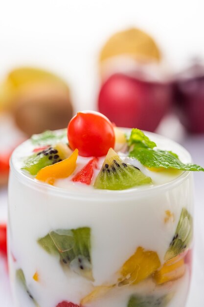 Foto close-up di un'insalata di frutta in una ciotola