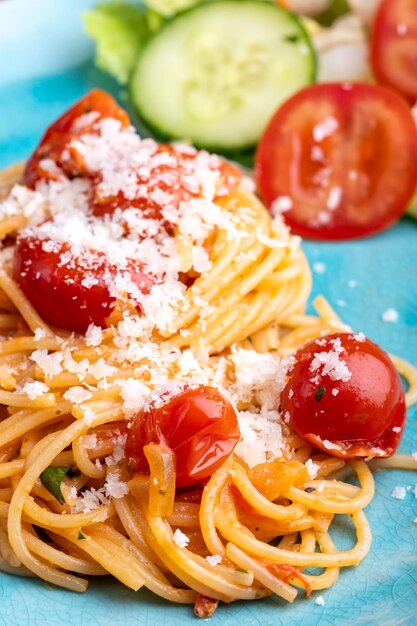 Foto close-up di un'insalata di frutta servita in piatto