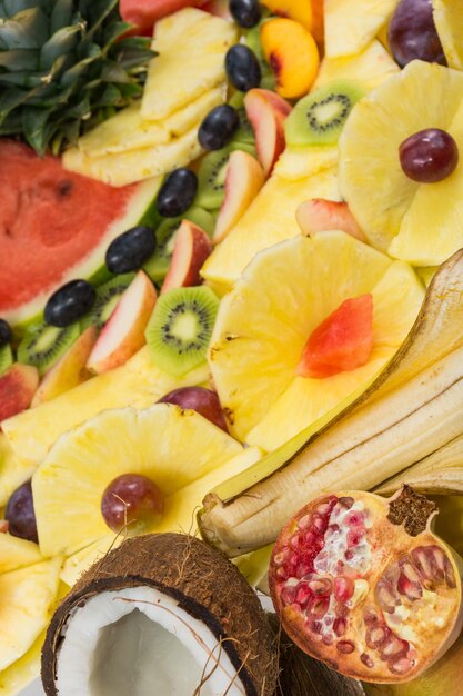 Foto close-up di un'insalata di frutta sul tavolo