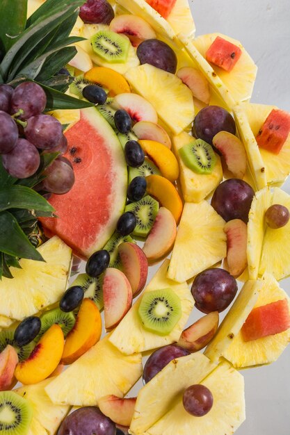 Foto close-up di un'insalata di frutta sul tavolo