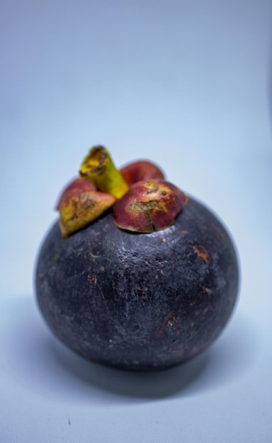 Foto close-up di frutta su tavola su sfondo bianco