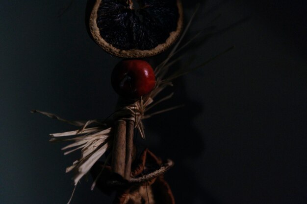 Foto prossimo piano di frutti su sfondo nero