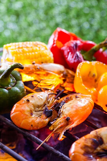 Foto close-up di frutta sulla griglia del barbecue