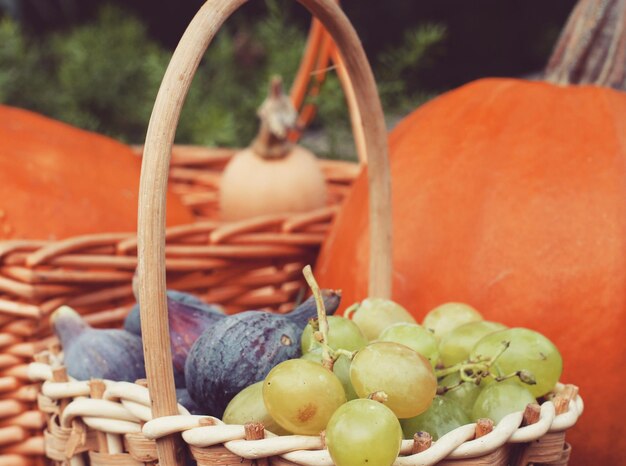 Foto close-up di frutta nel cesto