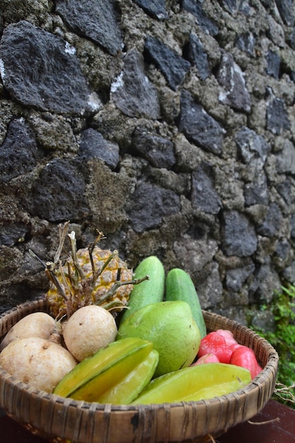 Photo close-up of fruits in basket