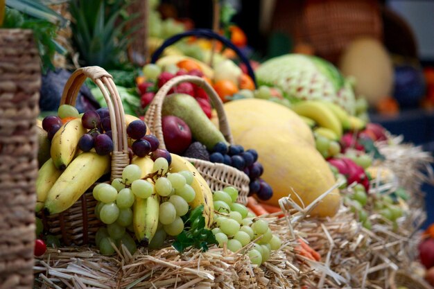 Photo close-up of fruits in basket