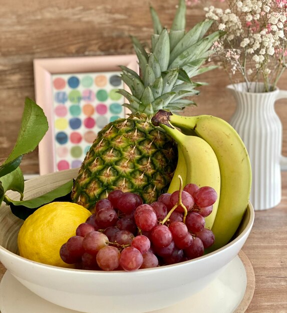 Photo close-up of fruits in bowl on table