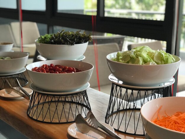 Photo close-up of fruits in bowl on table