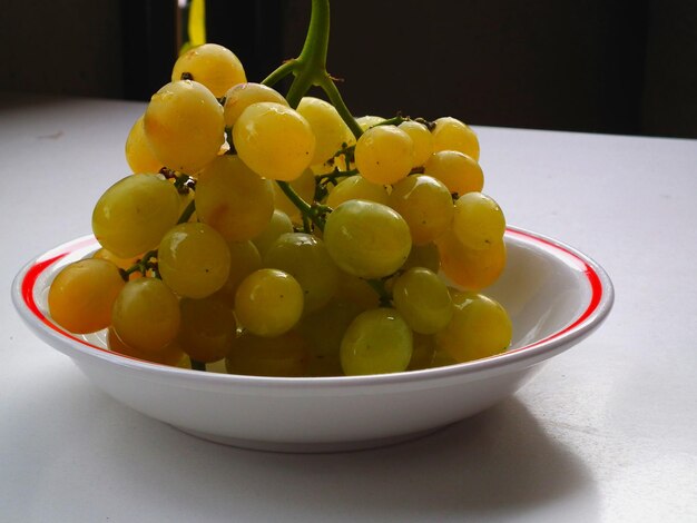 Foto close-up di frutta in ciotola