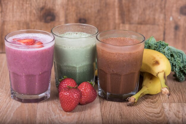 Photo close-up of fruits and drink on table