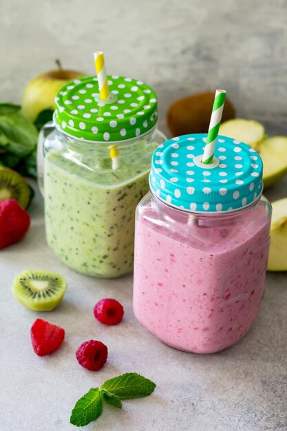 Photo close-up of fruits in glass jar on table