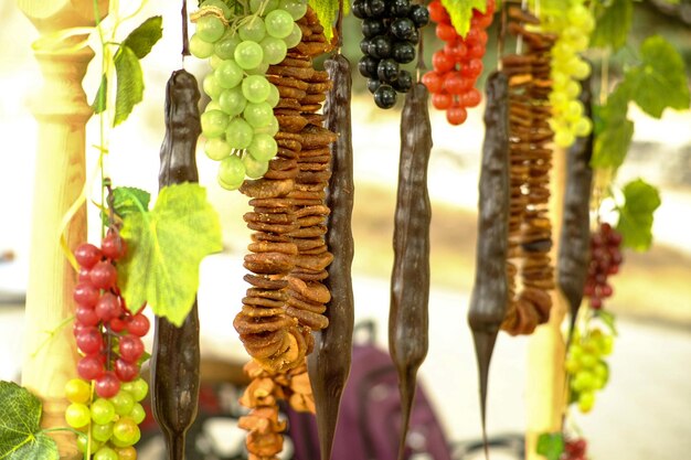 Photo close-up of fruits hanging in row