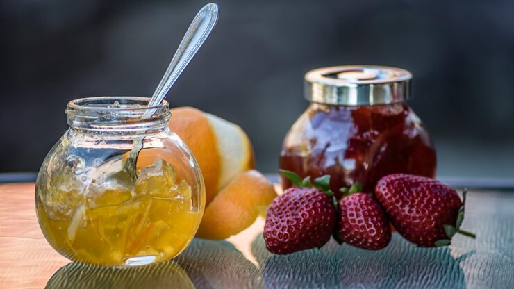 Photo close-up of fruits in jar on table