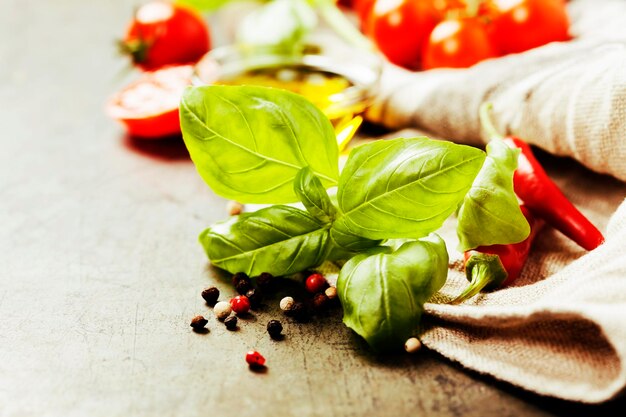 Foto close-up di frutta e foglie su tavola