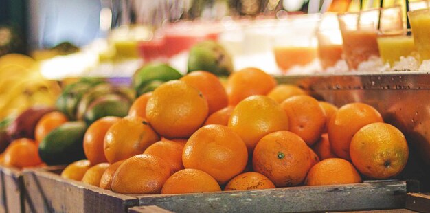 Foto prossimo piano di frutta al mercato