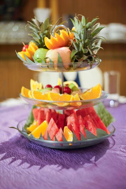 Photo close-up of fruits in plate on table