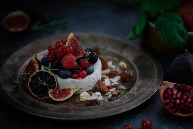 Photo close-up of fruits in plate on table