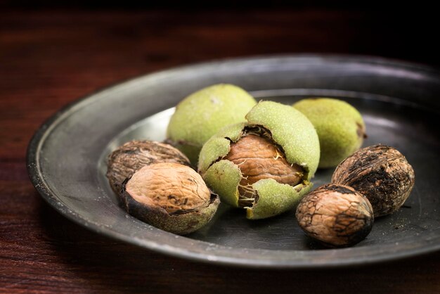 Photo close-up of fruits in plate on table