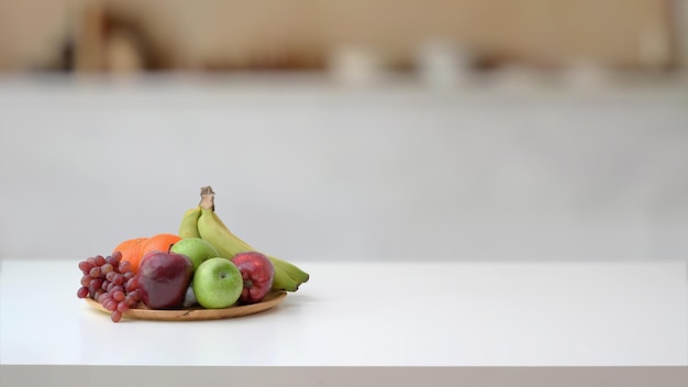 Photo close-up of fruits in plate on table