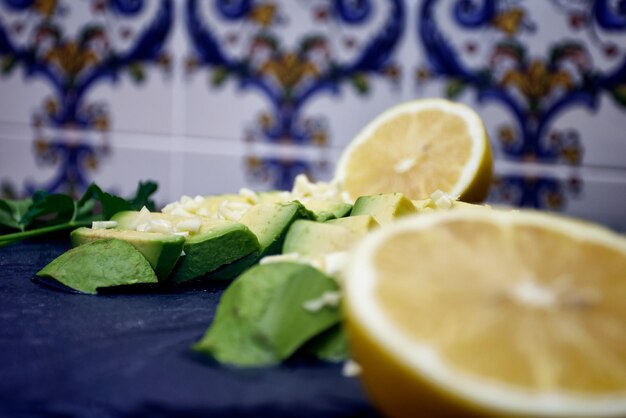 Photo close-up of fruits in plate on table