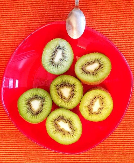 Photo close-up of fruits in plate on table