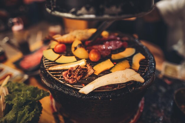 Photo close-up of fruits in plate on table