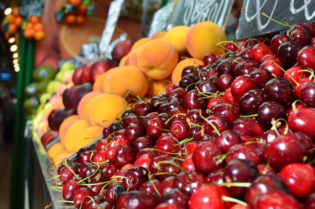 Foto close-up di frutta in vendita alla bancarella del mercato