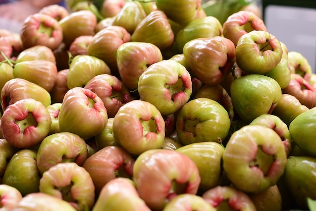 Foto close-up di frutta in vendita alla bancarella del mercato