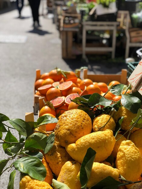 Foto close-up di frutta in vendita alla bancarella del mercato