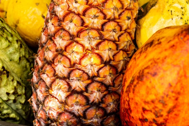 Foto prossimo piano di frutta per la vendita al mercato