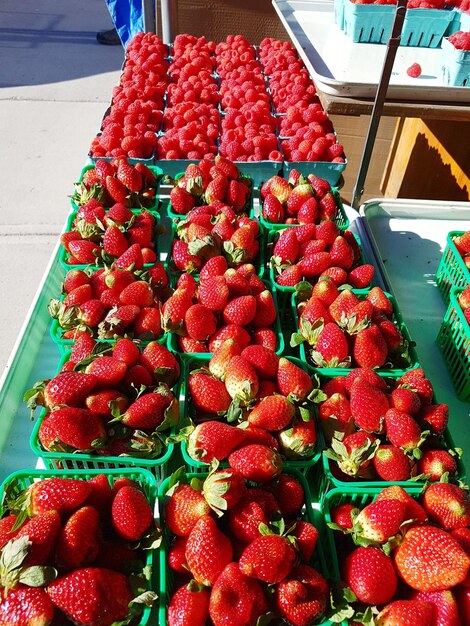 Foto prossimo piano di frutta destinata alla vendita sul mercato