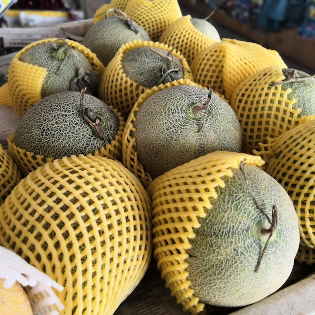 Foto prossimo piano di frutta destinata alla vendita sul mercato