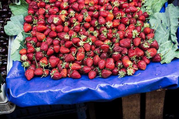 Foto prossimo piano di frutta destinata alla vendita sul mercato