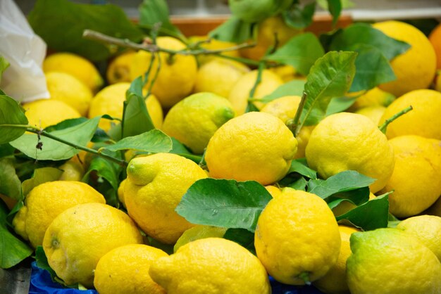 Foto prossimo piano di frutta destinata alla vendita sul mercato