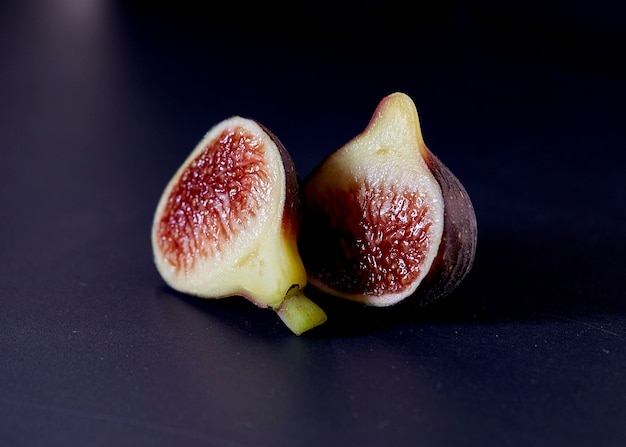 Foto close-up di frutta su tavola su sfondo nero