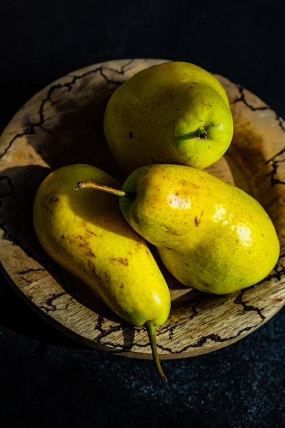 Foto close-up di frutta su tavola su sfondo nero