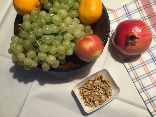 Photo close-up of fruits with nuts served on table