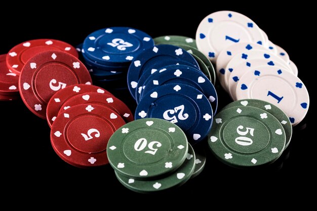 Photo close-up of gambling chips on black background