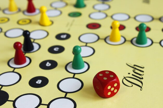 Foto close-up di pezzi e dadi di gioco su ludo