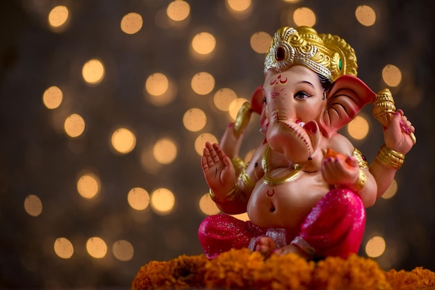 Photo close-up of ganesha statue against illuminated background