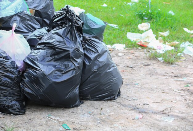 Photo close-up of garbage bags on sand