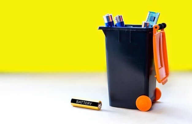 Photo close-up of garbage bin against yellow background