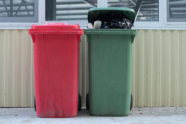 Photo close-up of garbage bin on footpath