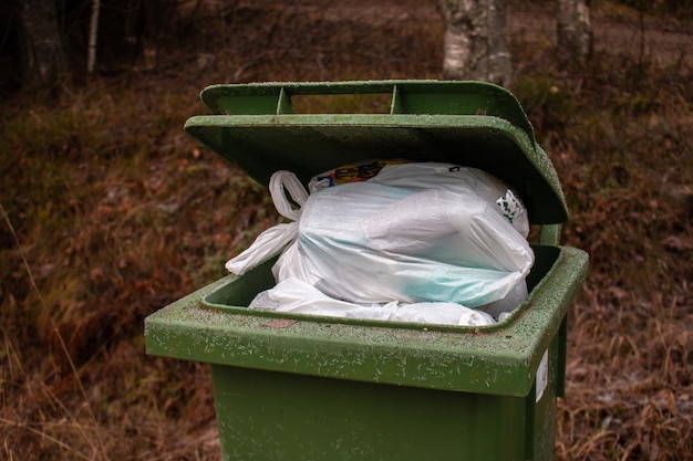 Photo close-up of garbage bin