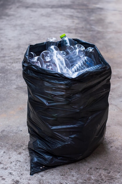 Photo close-up of garbage bin