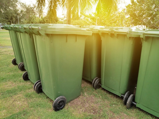 Photo close-up of garbage can on field