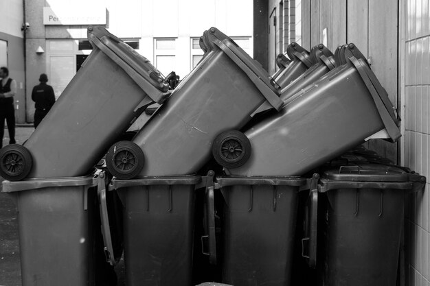 Photo close-up of garbage cans